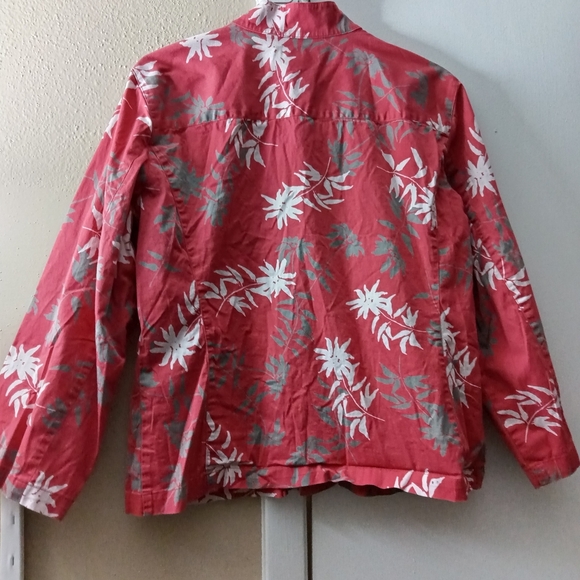 Chic Red Floral Utility Jacket - Picture 4 of 6